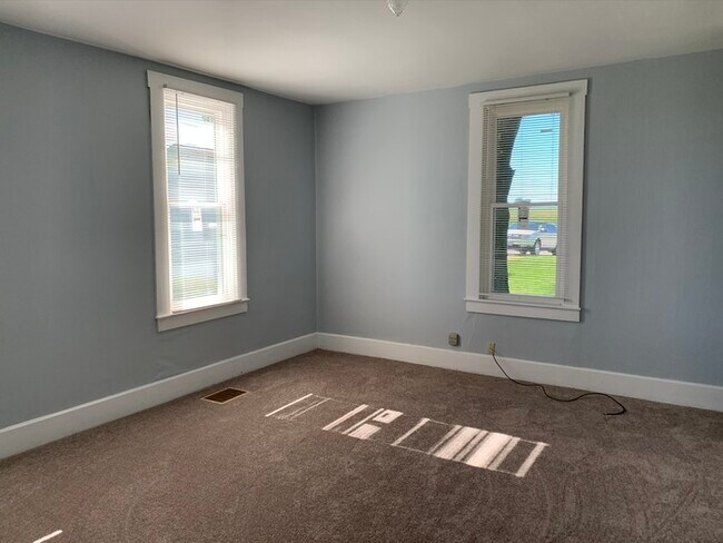 Building Photo - 4 bedroom farm house!