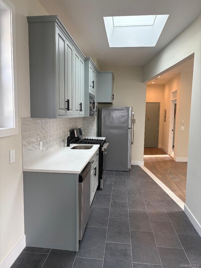 Building Photo - 687 Nepperhan Ave