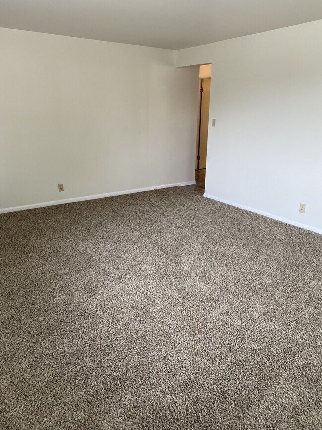 Building Photo - 4947 Charlemar Dr