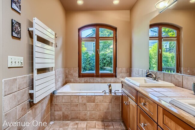 Building Photo - 4 br, 3 bath House - 1614 32nd Ave