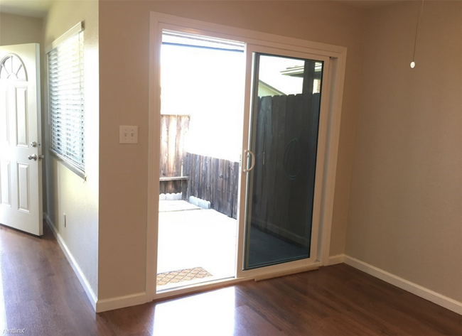 Building Photo - 2 br, 1 bath Condo - 2295 North Tustin Str...