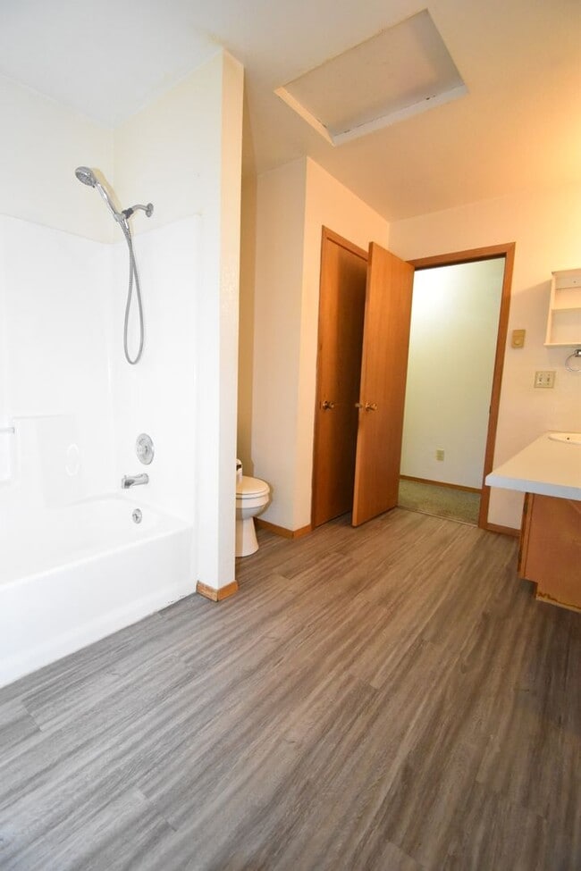 Building Photo - 2 Bed with Carport! Walk to MSU! Pet Frien...