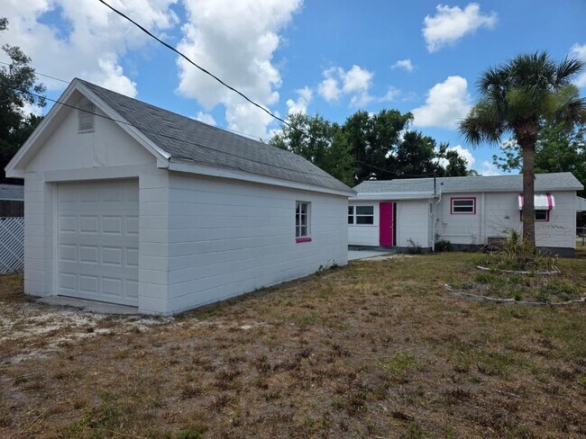 Building Photo - Updated 2 Bedroom 1 Bath in Central Gulfport