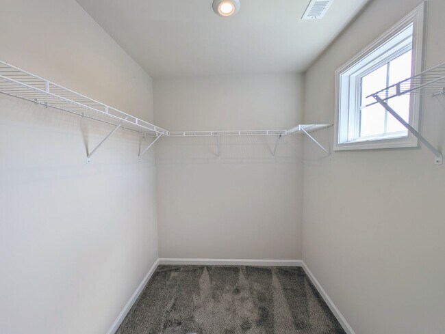Building Photo - Stunning 4BR/3.5BA End Unit Townhome in Wa...