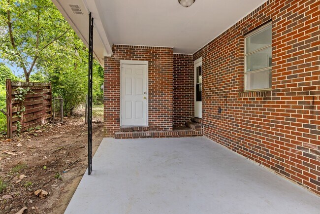 Building Photo - Newly Renovated Center Point Home