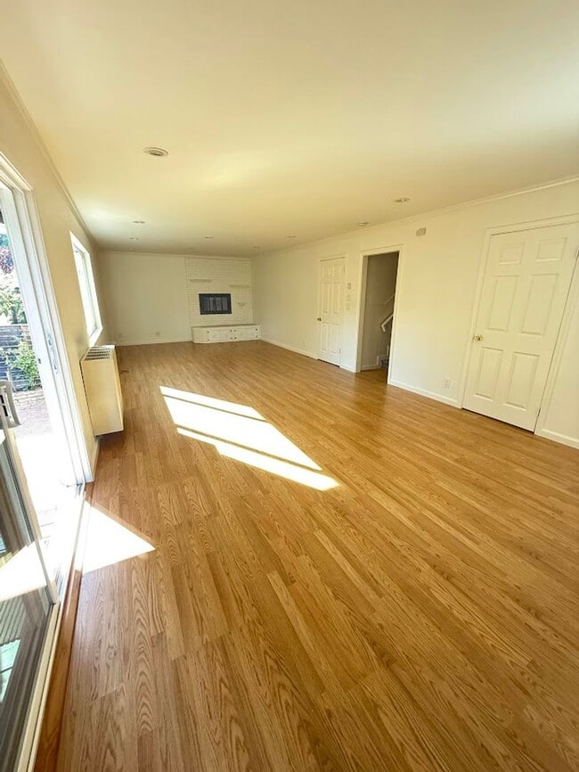 Building Photo - Charming 3-4 Bed/3 Bath Home in Belmont wi...