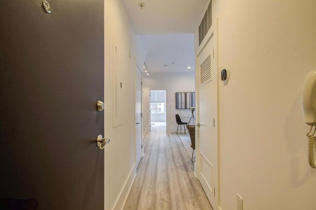 Building Photo - Marvelous Modern Mt Vernon One-Bedroom! - ...