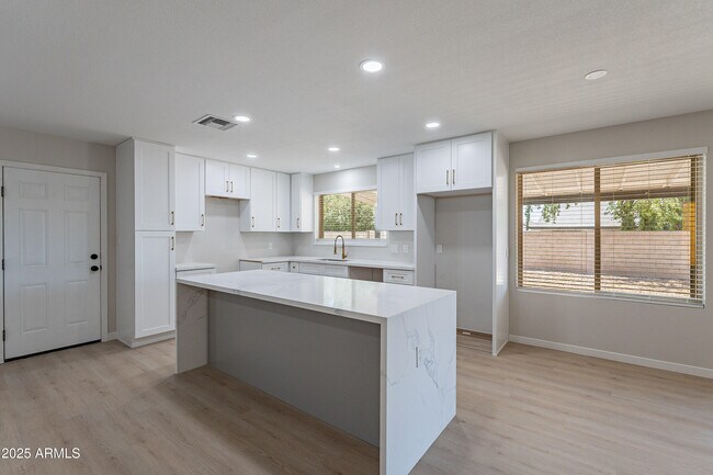 Building Photo - 2839 W Villa Maria Dr