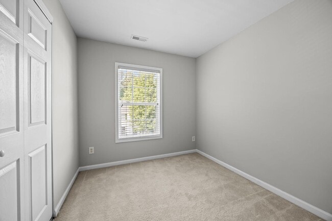 Building Photo - Spacious 3 Story Townhome Located in the Heart Raleigh! Available Now!