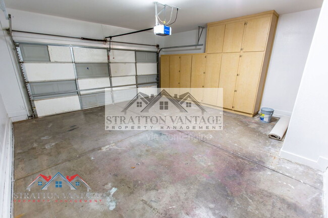 Building Photo - 484 E Cheyenne Rd