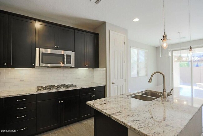 Building Photo - Stunning 3 bedroom plus Den with 2.5 bathrooms. Come, show & rent today!!!  End property!!!  Good...