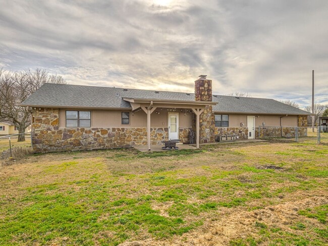 Building Photo - Beautiful 3 bedroom home in the heart of Coweta!