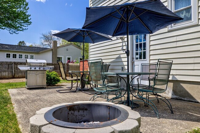 Building Photo - 10 James Dr