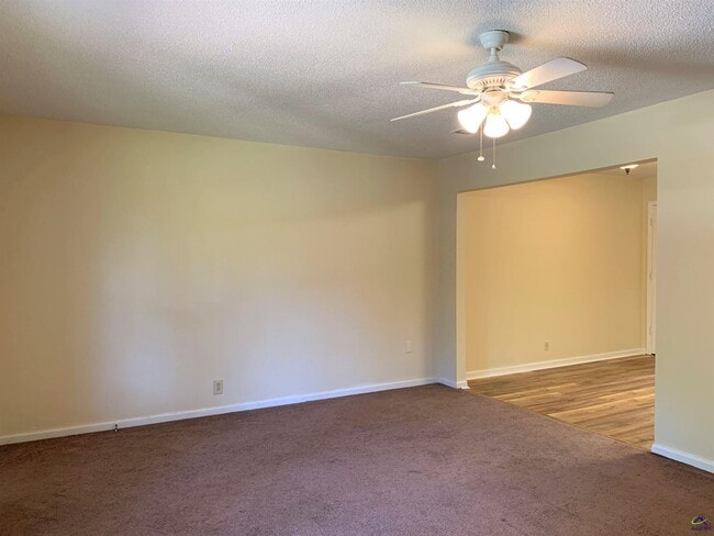 Building Photo - 671 Country Club Rd