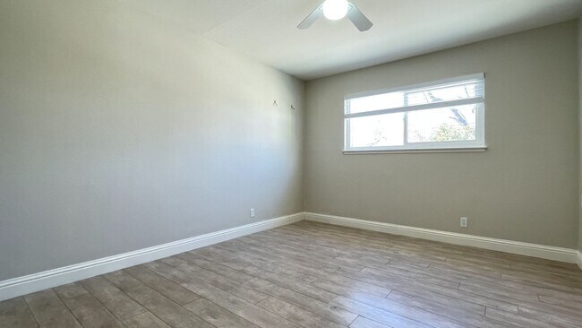 Building Photo - 4BD/3BA - Modern Home in Convenient Location: Updated Features, Near Parks & Shops, Pet-Friendly ...