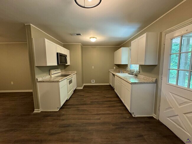 Building Photo - 204 Mike St