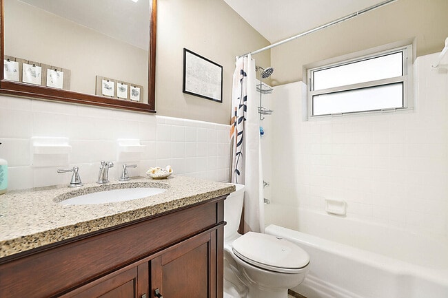 Building Photo - 711 NW 7th Dr