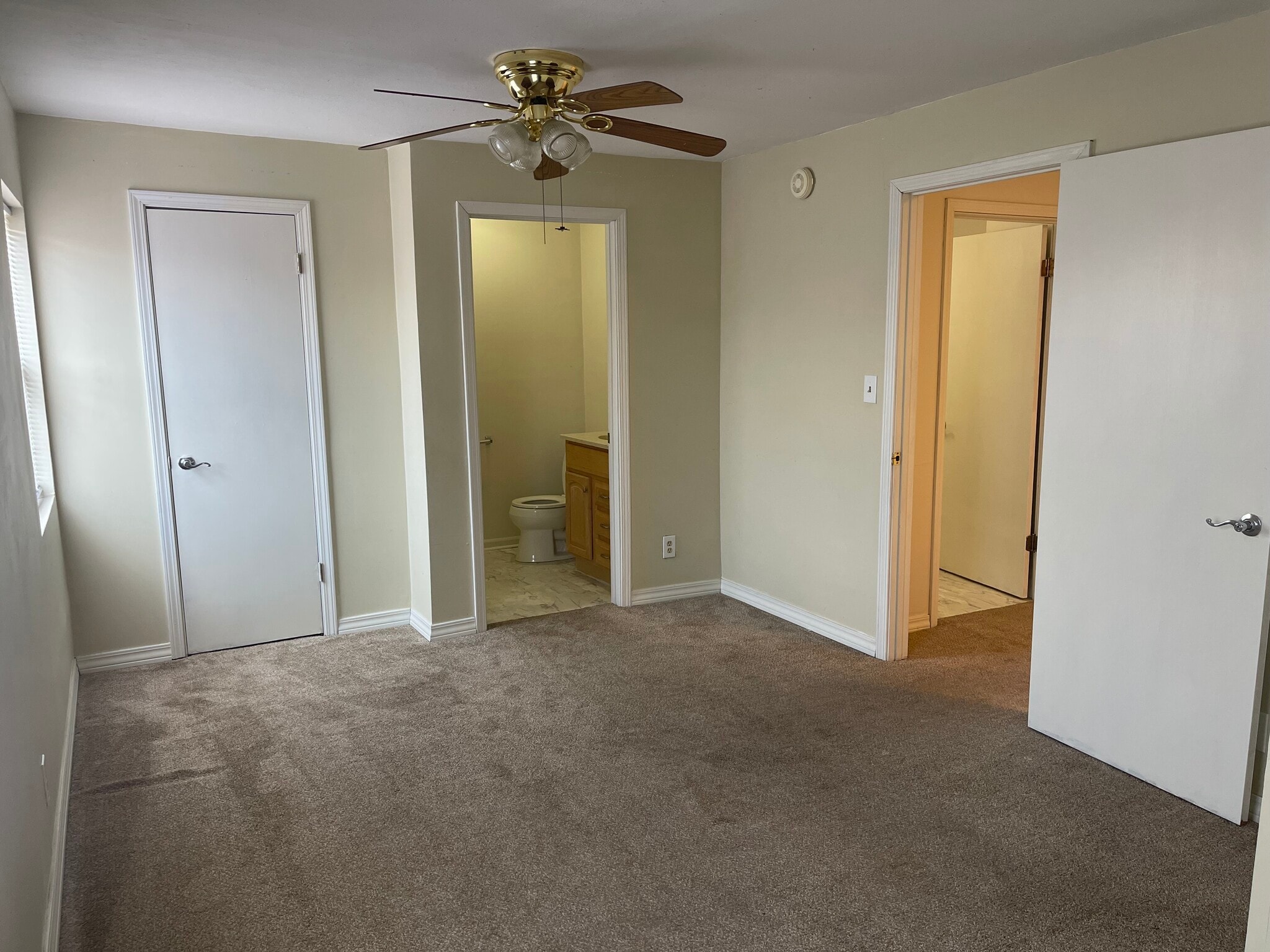 Building Photo - 2330 Parkland Ave