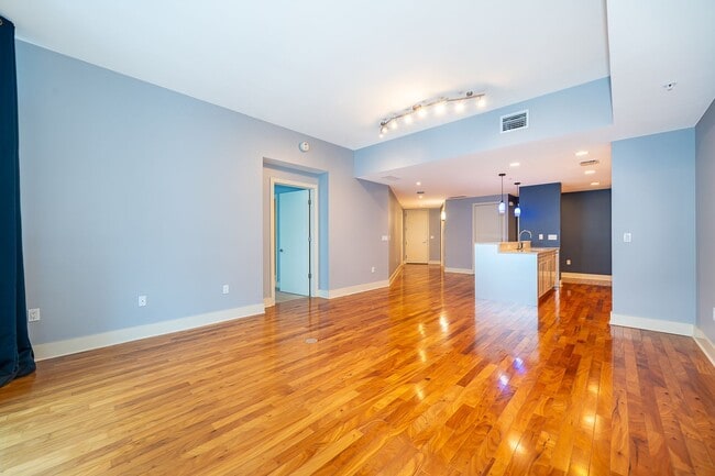 Building Photo - Beautiful 1BR/2BA Luxury High-Rise Condo in Downtown Orlando - Star Tower!