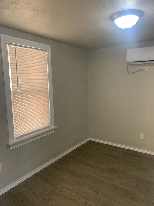 Building Photo - Studio Apartment in Jefferson Park