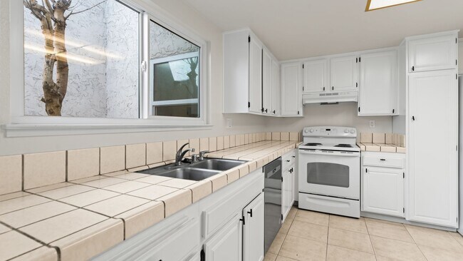 Building Photo - Woodcreek Cutie! 2bedroom 2bathroom