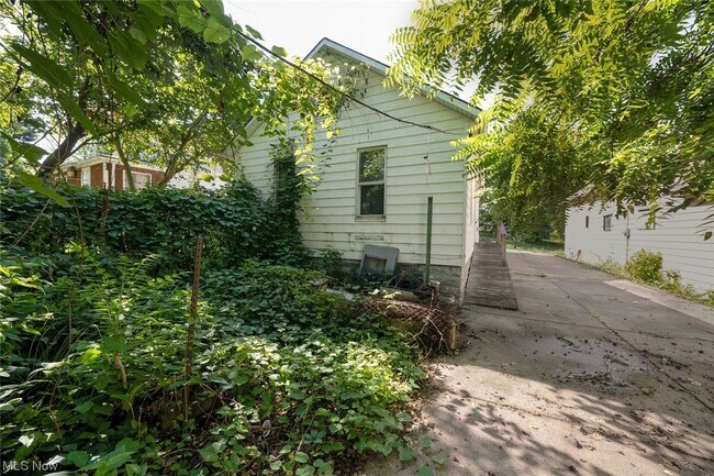 Building Photo - 7507 Batavia Ave