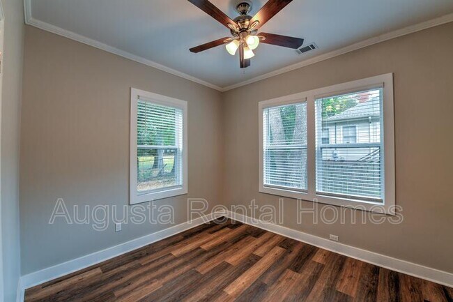 Building Photo - 206 N Hankinson St