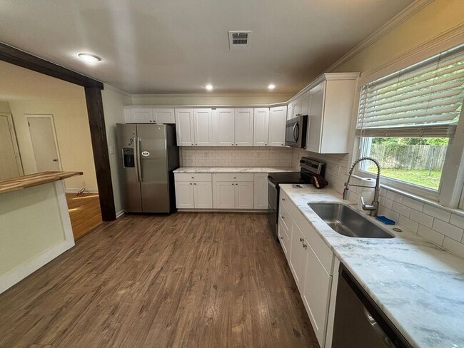 Building Photo - 816 Savage Rd