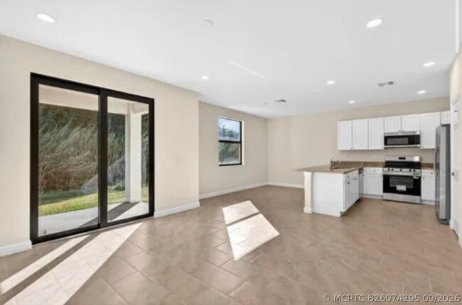Building Photo - 103 SW Seminole Crossing Ct