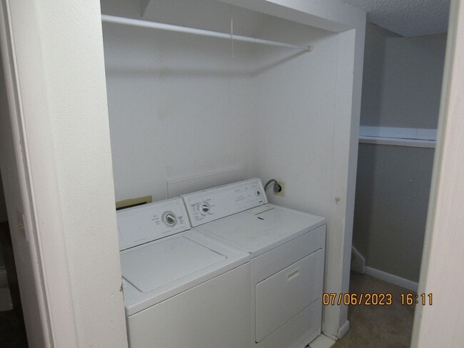 Building Photo - PRICE REDUCED! COMFORTABLE, SINGLE FAMILY HOME!