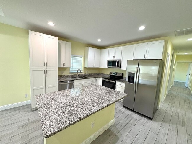 Building Photo - 621 E Virginia Ave