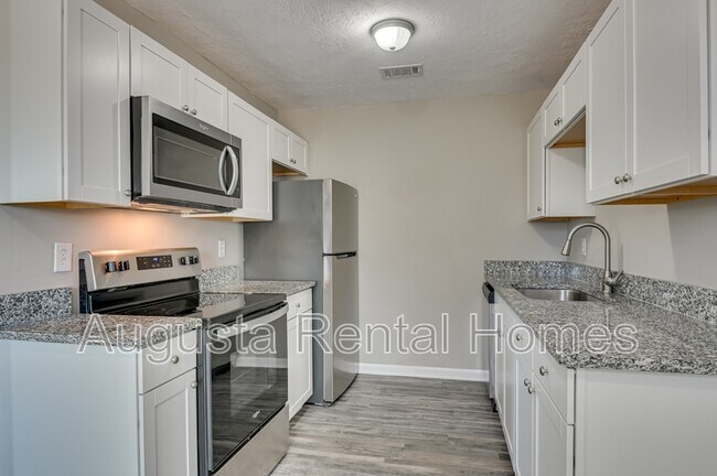 Building Photo - 150 Conifer Dr