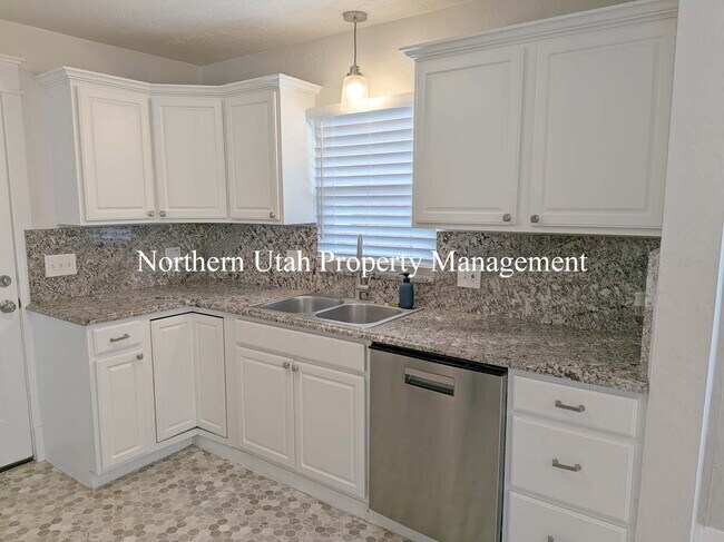 Building Photo - 3 Bed, 2 Bath, HVAC
