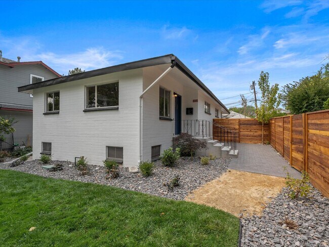 Building Photo - Move In Ready Midtown Dream Home