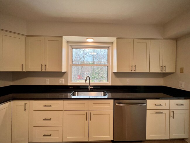 Building Photo - Beautifully Renovated Home!  5 Bedroom, 3 ...