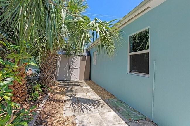 Building Photo - 1120 N Palmway
