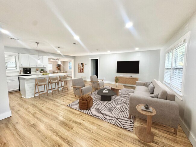 Building Photo - Beautiful white brick ranch styled home off White Bluff in Savannah, Ga!