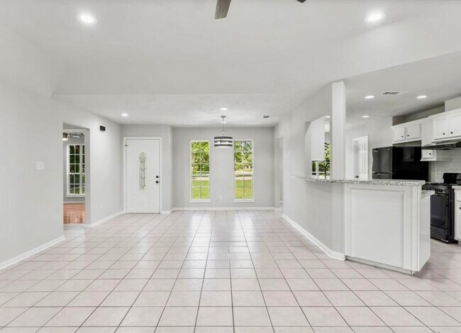 Building Photo - 11844 Oakridge Manor