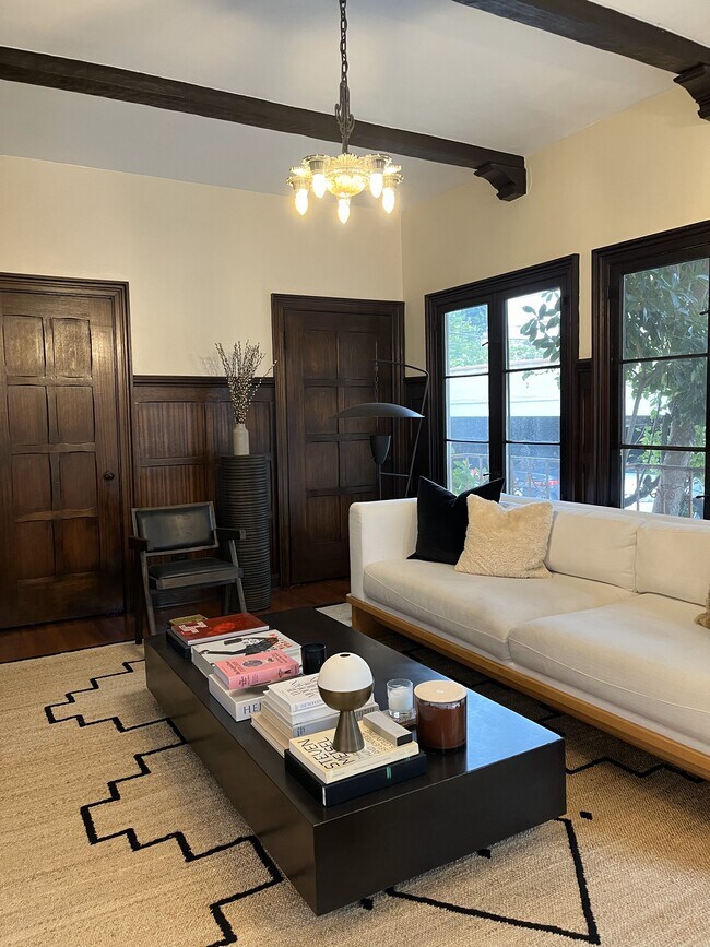 414-3 LivingRoom - 414 N Sycamore Ave