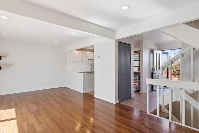 Building Photo - (PRICE DROP) Beautiful & Large 4-Bd 2.5-Ba...