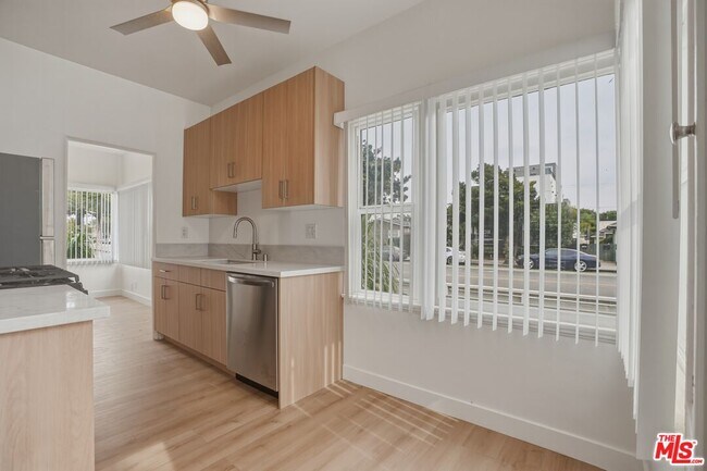 Building Photo - 2317 Ocean Park Blvd