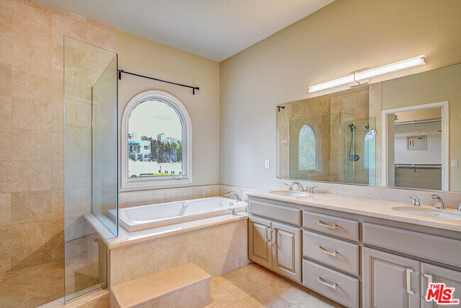 Building Photo - 858 N W Knoll Dr