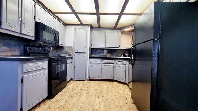 Building Photo - 300 E Kittyhawk Dr