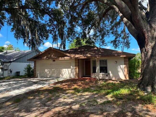 Building Photo - Spacious Lakeland 3-Bedroom Home with 2-Car Garage & Large Driveway