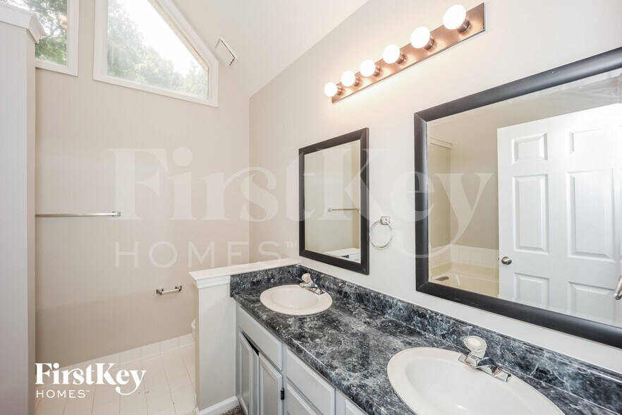 Building Photo - 42 Treetop Ln