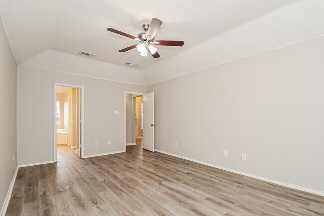 Building Photo - 113 Oak Hollow Ln