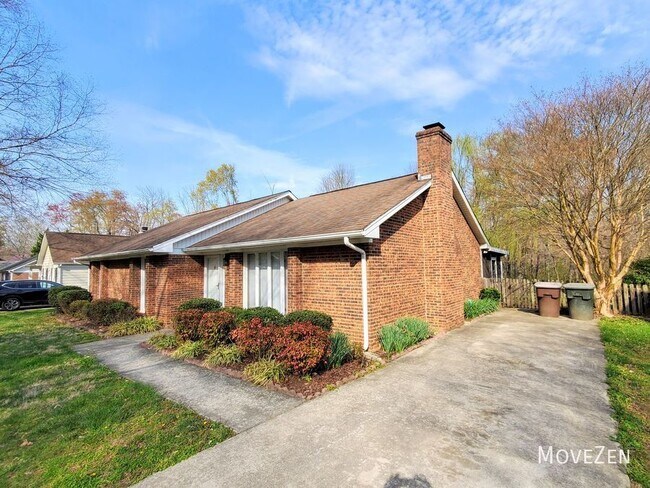 Building Photo - 3004 Bardwell Rd