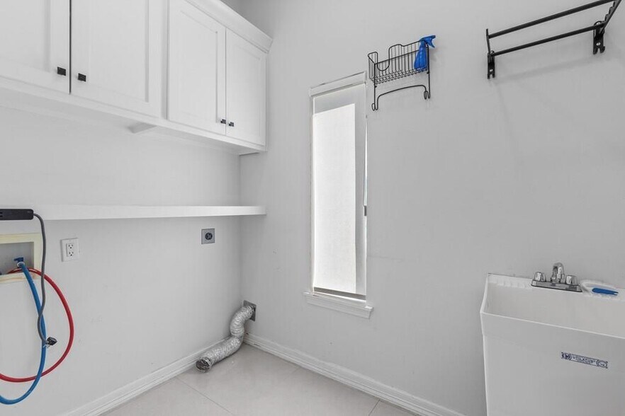 Building Photo - 7401 Hana Dr