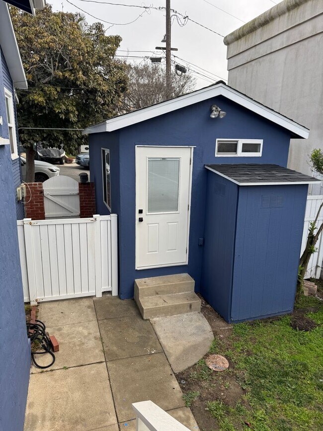 Building Photo - Stunning 2 Bedroom and 2 Bathroom Back House Available Now!