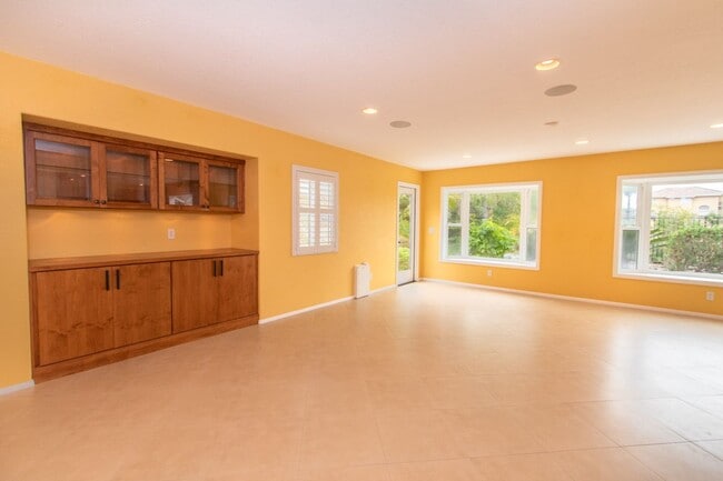Building Photo - Beautiful + Spacious 4 bedroom/3 bath/3 Ca...